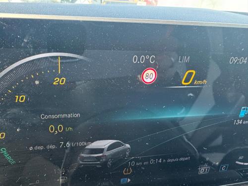 une fermeture d’un écran de voiture avec un indicateur de vitesse dans l'établissement Maison Anzin st aubin, à Anzin-Saint-Aubin