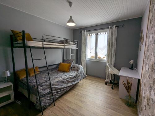 une chambre avec deux lits superposés et un bureau dans l'établissement Appartement spacieux et charmant, à Caumont-sur-Durance