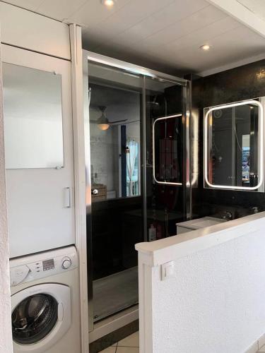 Cette petite chambre comprend un lave-linge et un sèche-linge. dans l'établissement Résidence Port Soleil Bâtiment B1 - Appartement T2 - Résidence Port Soleil MAE-1271, au Cap d'Agde