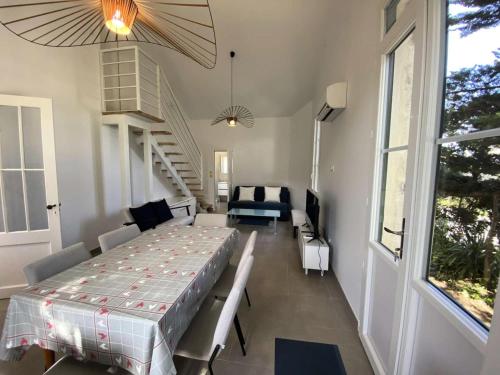 une chambre avec une table, un canapé et un escalier dans l'établissement Résidence 103-soulac Sur Mer - 103 - Charmante Soulacaise proche des plages MAE-8881, à Soulac-sur-Mer