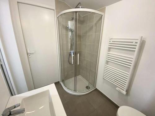 une salle de bain avec une douche avec un lavabo et des toilettes dans l'établissement Résidence 103-soulac Sur Mer - 103 - Charmante Soulacaise proche des plages MAE-8881, à Soulac-sur-Mer