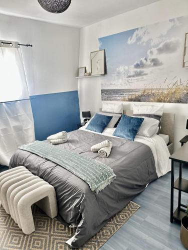 - une chambre avec un grand lit aux accents bleus dans l'établissement La belle échappée, maison chic près de lille & Parc Barbieux, à Roubaix