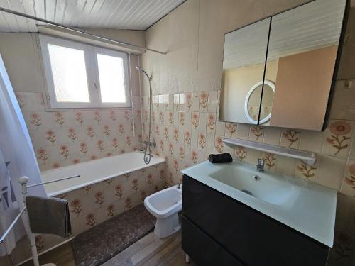 une salle de bain avec un lavabo, une baignoire et des toilettes dans l'établissement Capbreton - Villa Patio - Plage - Famile, à Capbreton