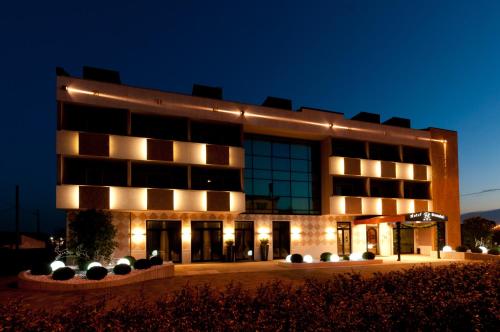 a building with lights on it at night at Hotel Brandoli in Verona