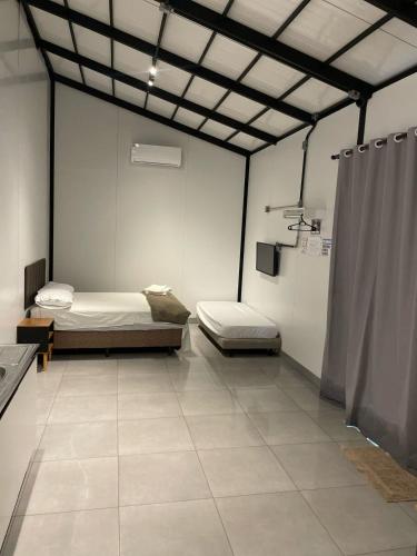 Ένα ή περισσότερα κρεβάτια σε δωμάτιο στο Estudios Mobiliados para locação