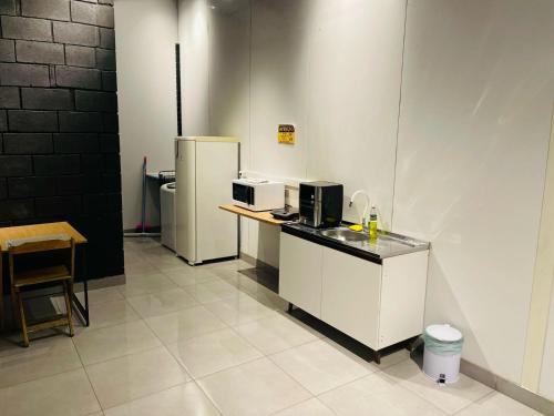 Η κουζίνα ή μικρή κουζίνα στο Estudios Mobiliados para locação