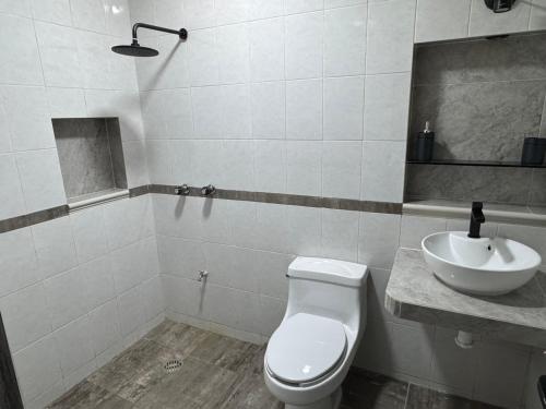 バカラルにあるCasa Tatich Bacalarのトイレと洗面台付きのバスルーム