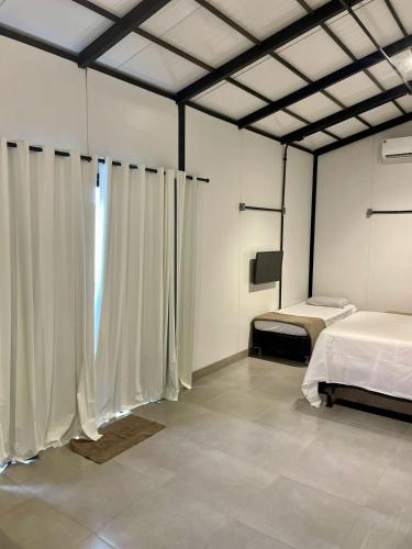 Ένα ή περισσότερα κρεβάτια σε δωμάτιο στο Estudios Mobiliados para locação
