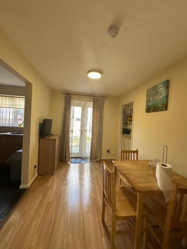 Televisyen dan/atau pusat hiburan di Spacious Double Room Near ExCeL London