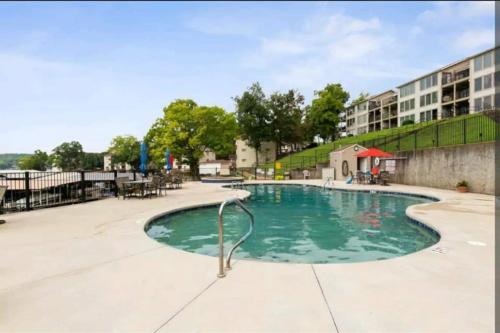 an empty swimming pool in an apartment complex at Lakeview Retreat By Wet Feet Retreats in Lake Ozark