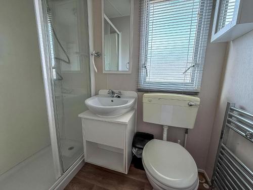 Bilik mandi di Homely Caravan With Outside Decking Ref 20381Bs