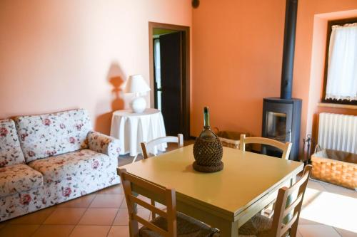 una sala de estar con una mesa y un sofá en Stella del Mattino, en Pesaro