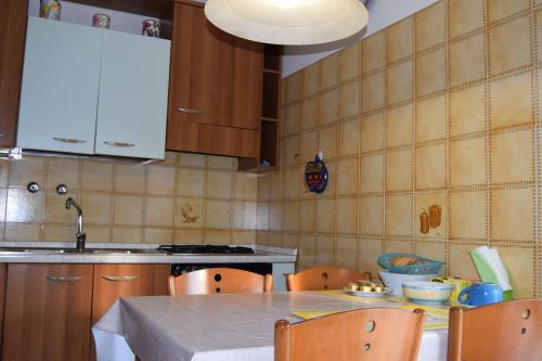 a kitchen with a table with chairs and a sink at Casa Vacanza e per lavoro Elena e Carla in Spinea