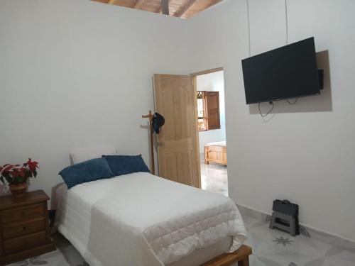 Una televisión o centro de entretenimiento en finca nalu