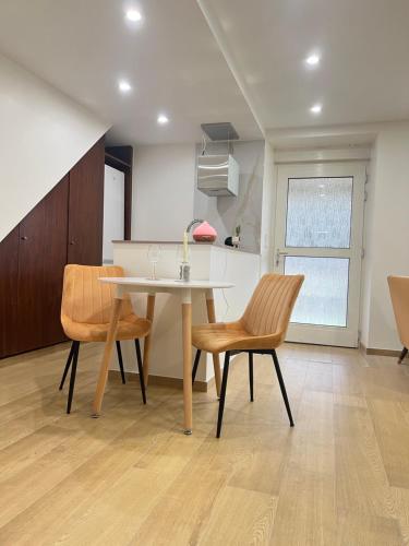 a kitchen with a table and chairs in a room at Zen & Nature au Centre Ville in Audun-le-Tiche