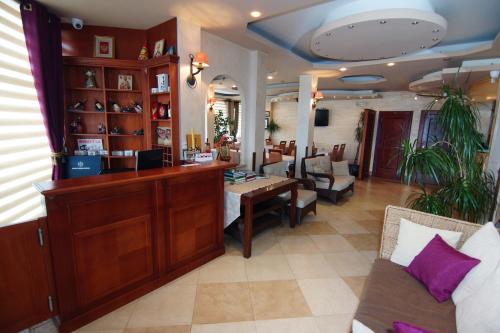 una hall con sala d'attesa con scrivania di Guesthouse Villa Gaga a Budua