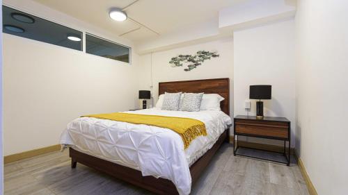 a bedroom with a bed and a table with a lamp at Homero 538: Apartamentos Equipados en Polanco in Mexico City