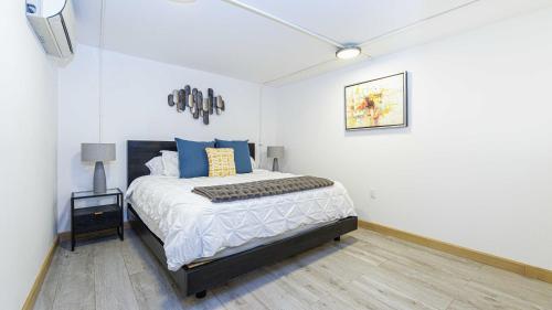 a bedroom with a bed with blue pillows at Homero 538: Apartamentos Equipados en Polanco in Mexico City