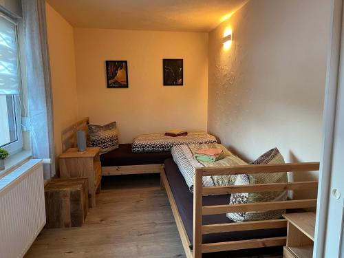a room with two twin beds and a window at Ferienhaus Fichtelberg in Kurort Oberwiesenthal