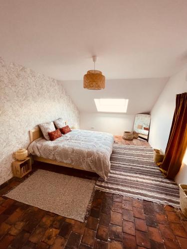 - une chambre mansardée avec un lit king-size dans l'établissement Maison Henriette, à Léré