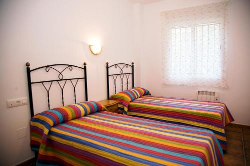 ラ・イルエラにあるMadrigal Iruelaのベッドルーム1室(隣り合わせのベッド2台付)