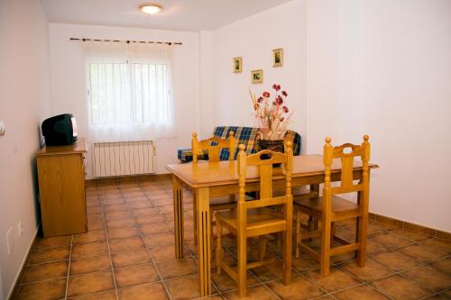 - une salle à manger avec une table et des chaises en bois dans l'établissement Madrigal Iruela, à La Iruela