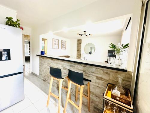 - une cuisine avec un comptoir et 2 chaises dans l'établissement Antibes centre-ville, 2 bedrooms 6 pers, Climatisation, à Antibes