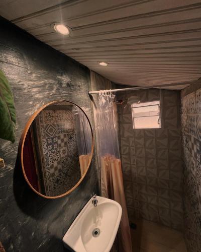 a bathroom with a sink and a mirror at hospedagem bicho do mato arts in Brotas