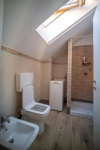 Un baño de Flat with terrace close to Forum and Milanofiori Metro