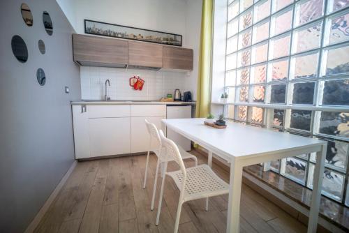 Kuchyň nebo kuchyňský kout v ubytování Flat with terrace close to Forum and Milanofiori Metro