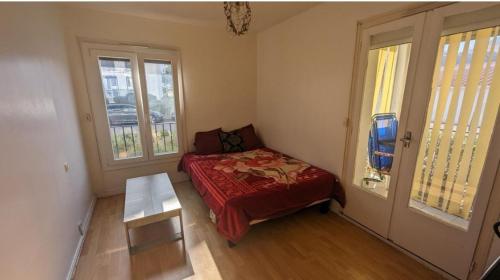 une petite chambre avec un lit et deux fenêtres dans l'établissement Fati66, à Perpignan