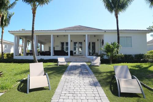 Gallery image of Waterfront Home w Ocean View Pool, Dock and Games in Alice Town