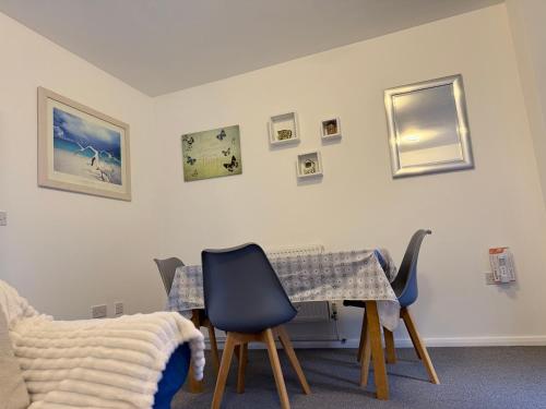 a living room with a table and chairs at Doctors, Nurses, Families and contractors welcome in Huntingdon