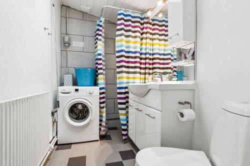 Bilik mandi di Cozy Holiday Home With Lots Of Charm