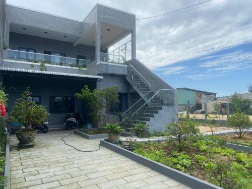 Phú Quí (2)にあるChill Garden Homestay Near Beach Tam Thanhの階段のある家
