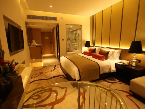 Letto o letti in una camera di Pride Plaza Hotel, Aerocity New Delhi