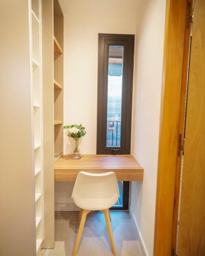 a white chair sitting at a desk in a room with a window at Complejo Vivir Serrano in Sierra de los Padres