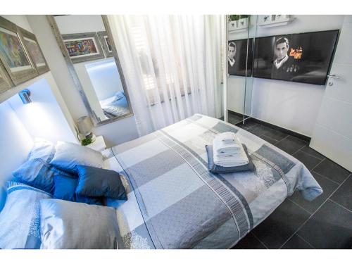 - une chambre avec un lit et un téléphone dans l'établissement Apartment Marul Residence, à Split