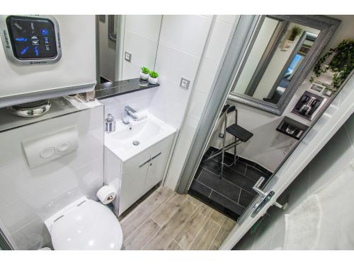 La petite salle de bains est pourvue de toilettes et d'un lavabo. dans l'établissement Apartment Marul Residence, à Split