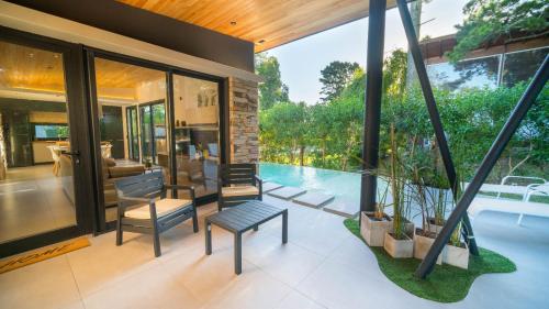 a living room with a pool and a house at Complejo Vivir Serrano in Sierra de los Padres