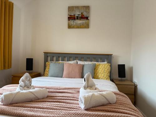 a bedroom with a bed with towels on it at Doctors, Nurses, Families and contractors welcome in Huntingdon