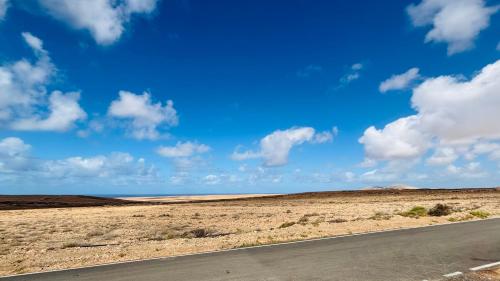 an empty road in the middle of the desert at Casa Magafral in Tindaya with heated pool in Tindaya