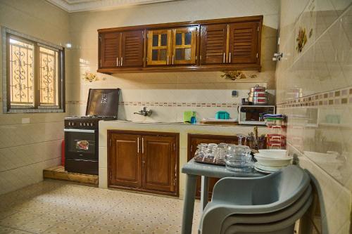 黑角Serenity Flat的配有桌子和炉灶的厨房