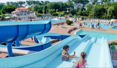 2 filles sur un toboggan dans un parc aquatique dans l'établissement Appt 5 personnes dans une résidence Pierre&vacances, à Talmont-Saint-Hilaire