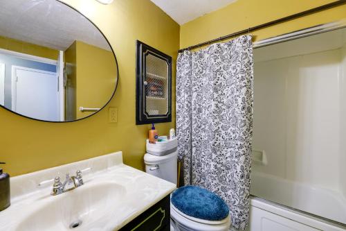 Koupelna v ubytování 4-Bedroom Cincinnati Vacation Rental!