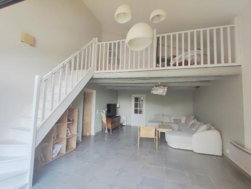 un salon avec un escalier et un canapé dans l'établissement Grand Mas Proche Uzès et Pont du Gard, à Castillon-du-Gard