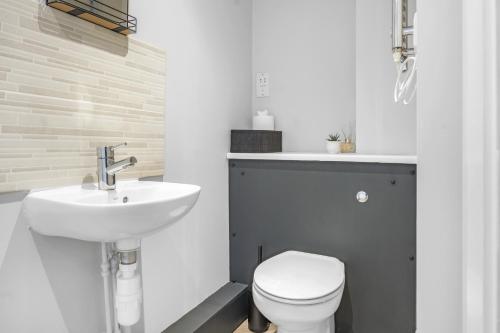 Modern Liverpool Retreat with Free Parking Ideal for Work and City Breaks photo 23