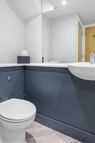 Modern Liverpool Retreat with Free Parking Ideal for Work and City Breaks photo 25