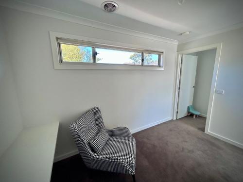 Ruang duduk di Private second-floor suite near Knox Westfield!