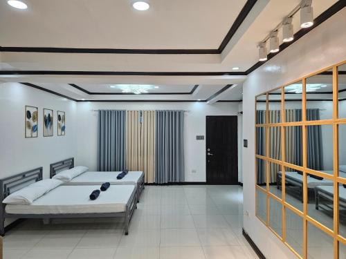 sypialnia z łóżkiem oraz korytarz z oknami w obiekcie La-Lian Summer Resort Lian Batangas w mieście Prenza